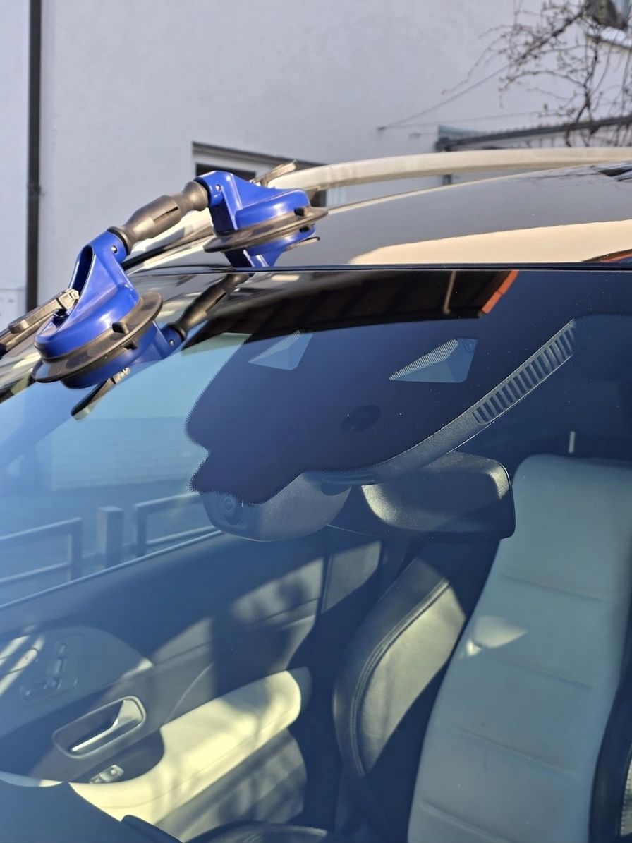 Saugheber auf Windschutzscheibe Nahaufnahme