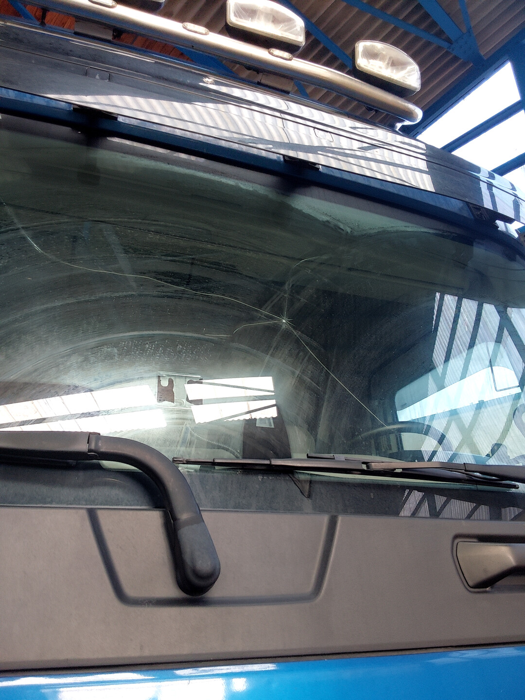 LKW Windschutzscheibe mit Riss